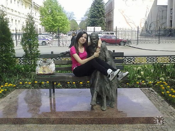 Памятник Коста Хетагурову во Владикавказе на проспекте